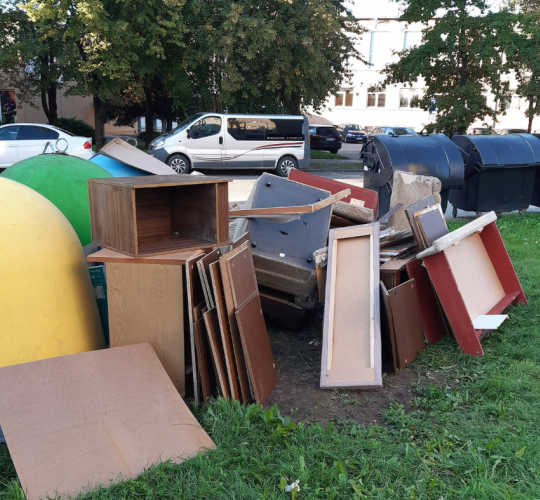 Šiaulių mieste vykdomas didelių gabaritų atliekų surinkimas